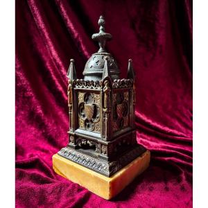 Bronze néogothique sur socle en albâtre, France, vers 1830-1850. 