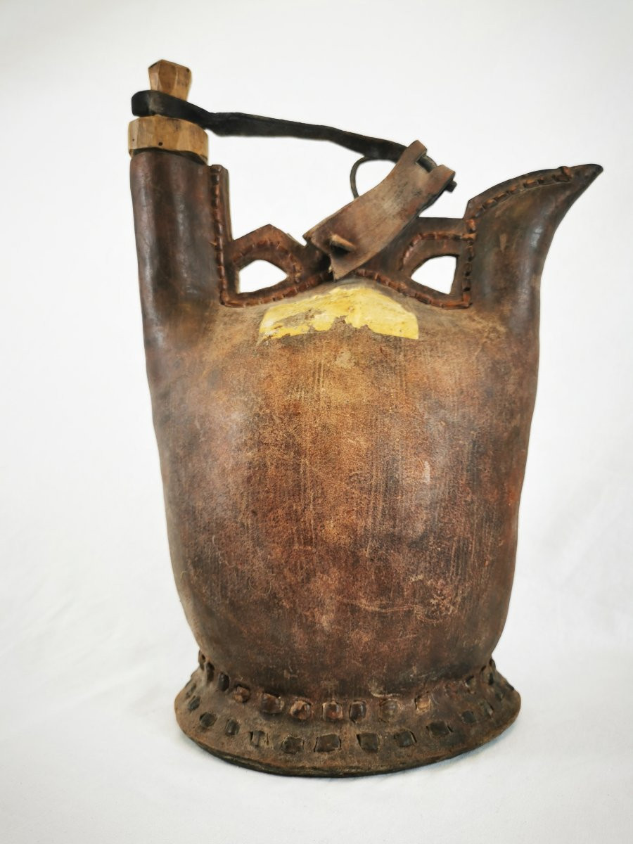 Outre en cuir (ou gourde traditionnelle) d’origine africaine ou saharienne-photo-2