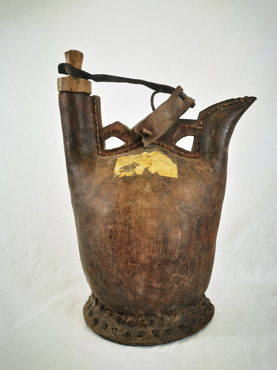 Outre en cuir (ou gourde traditionnelle) d’origine africaine ou saharienne-photo-1