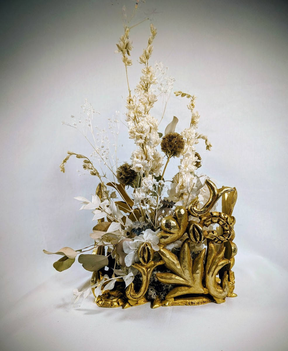 Objet de décoration en Bronze Fondica signé Mathias et arrangement floral