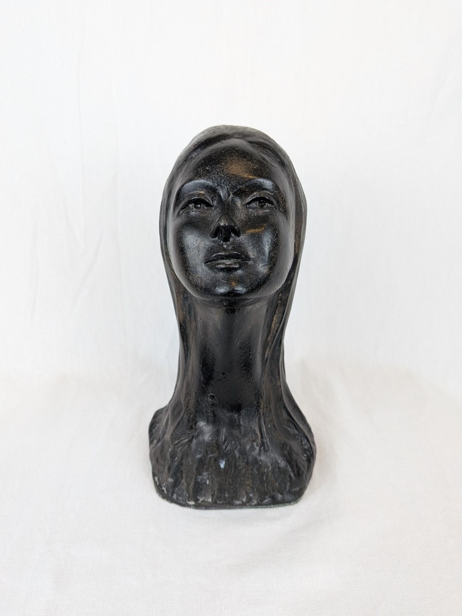 Sculpture représentant la tête d'une jeune femme signée DELPORTE Charles