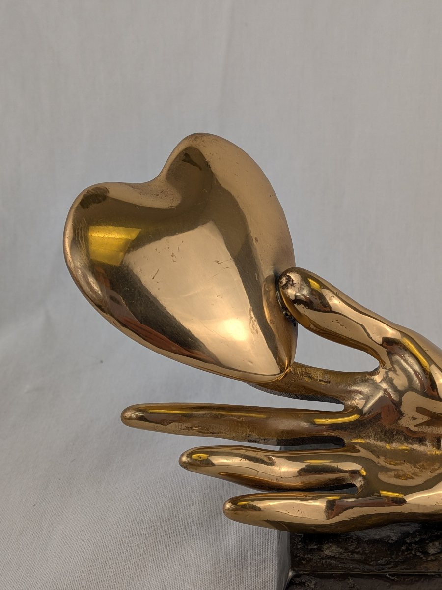 Le coeur sur la main sculpture en bronze signé  Lohé -photo-2