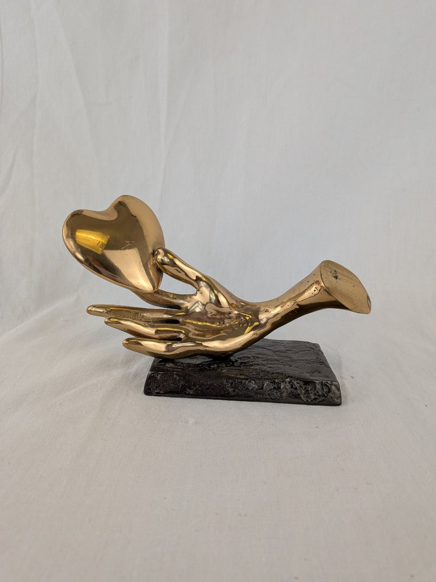 Le coeur sur la main sculpture en bronze signé  Lohé -photo-1
