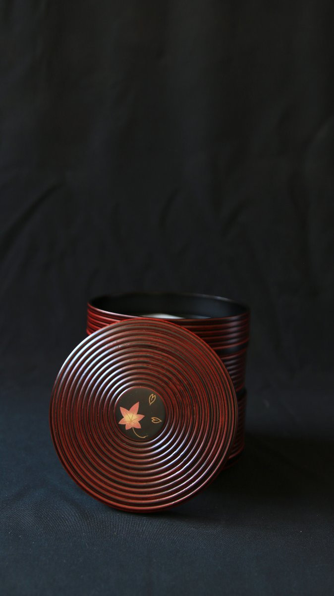 YAMADA HEIANDO – Boîte à trois étages en laque urushi « Momiji » Japon, 20e-photo-2