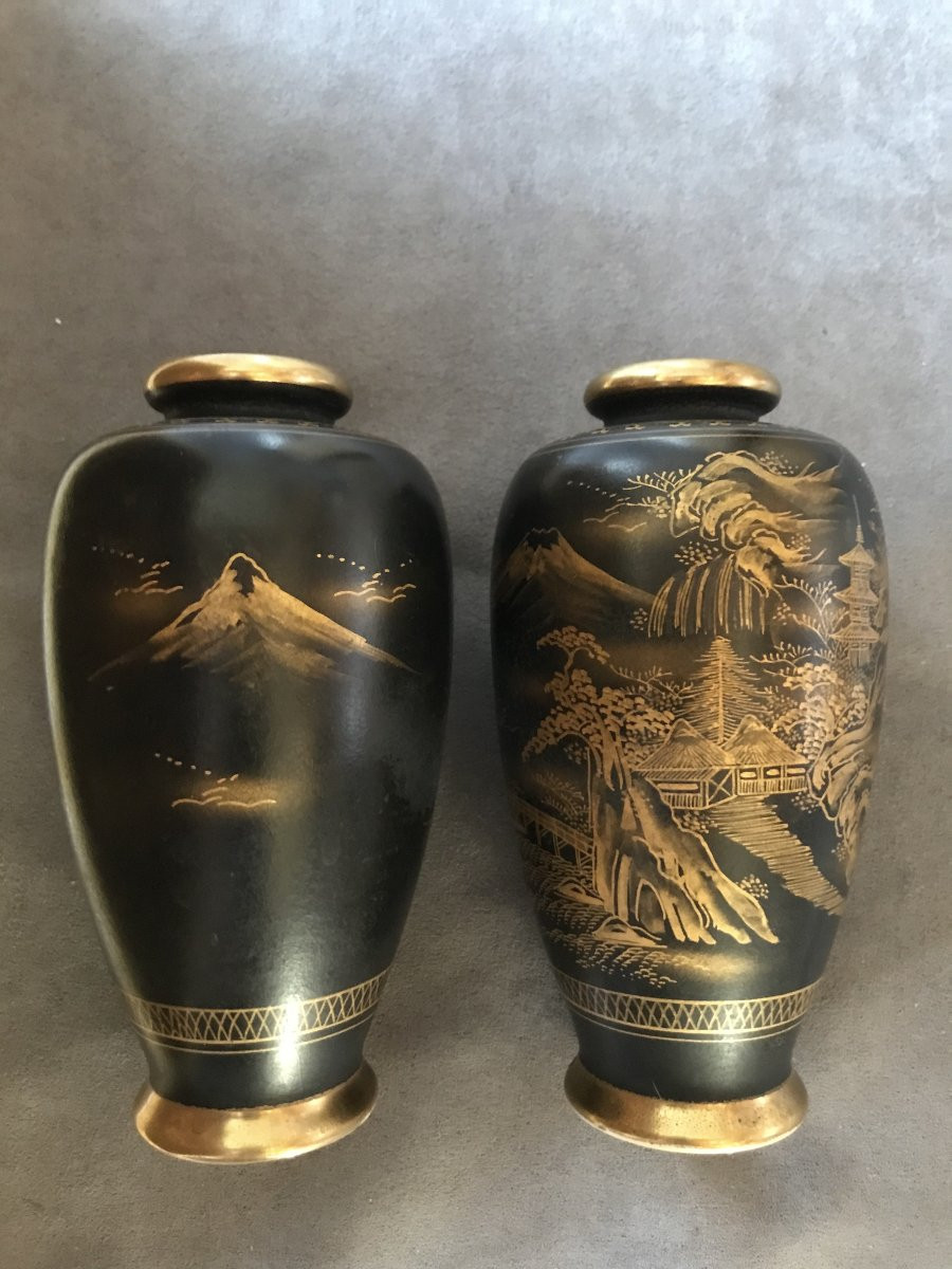 PAIRE de vases Japonais SATSUMA noirs et peints à la main à l'or, époque Taishō, Shōwa-photo-2