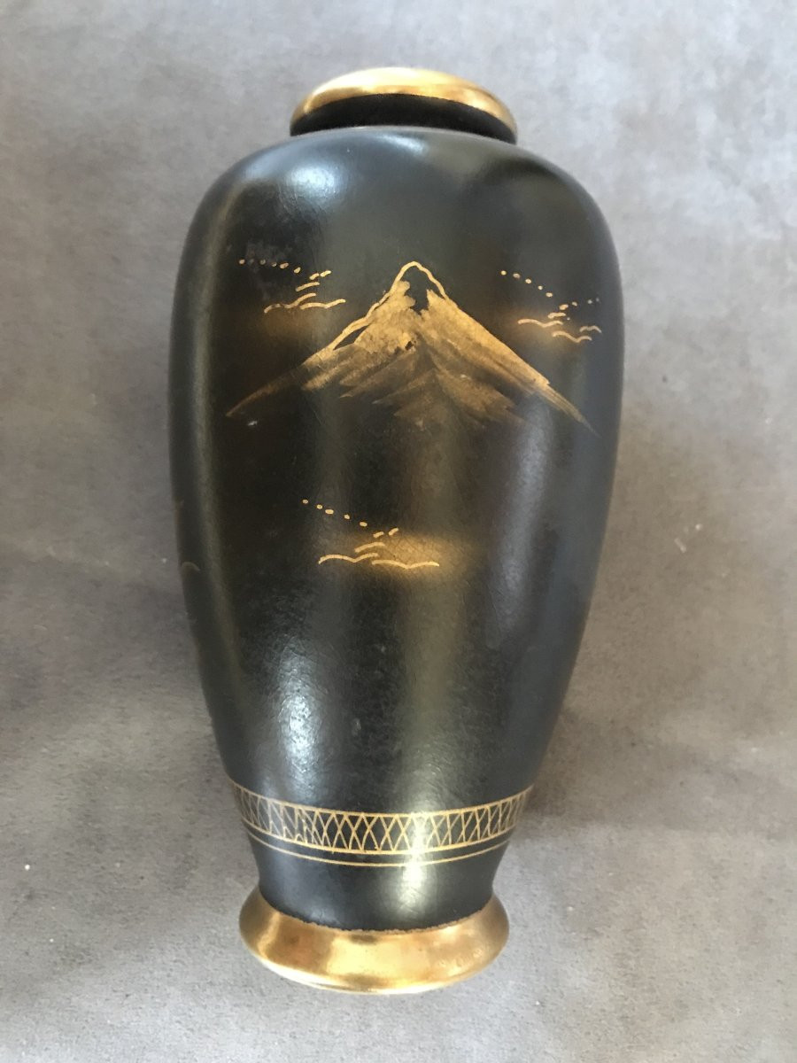 PAIRE de vases Japonais SATSUMA noirs et peints à la main à l'or, époque Taishō, Shōwa-photo-3