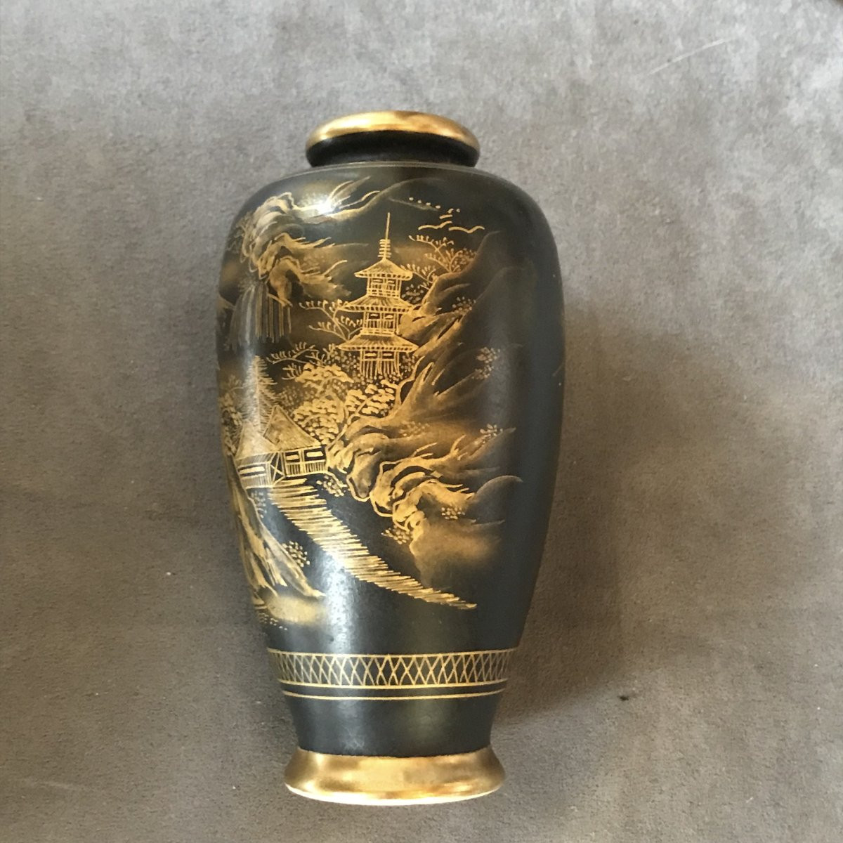 PAIRE de vases Japonais SATSUMA noirs et peints à la main à l'or, époque Taishō, Shōwa-photo-4