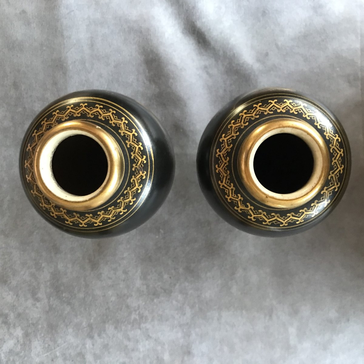 PAIRE de vases Japonais SATSUMA noirs et peints à la main à l'or, époque Taishō, Shōwa-photo-1