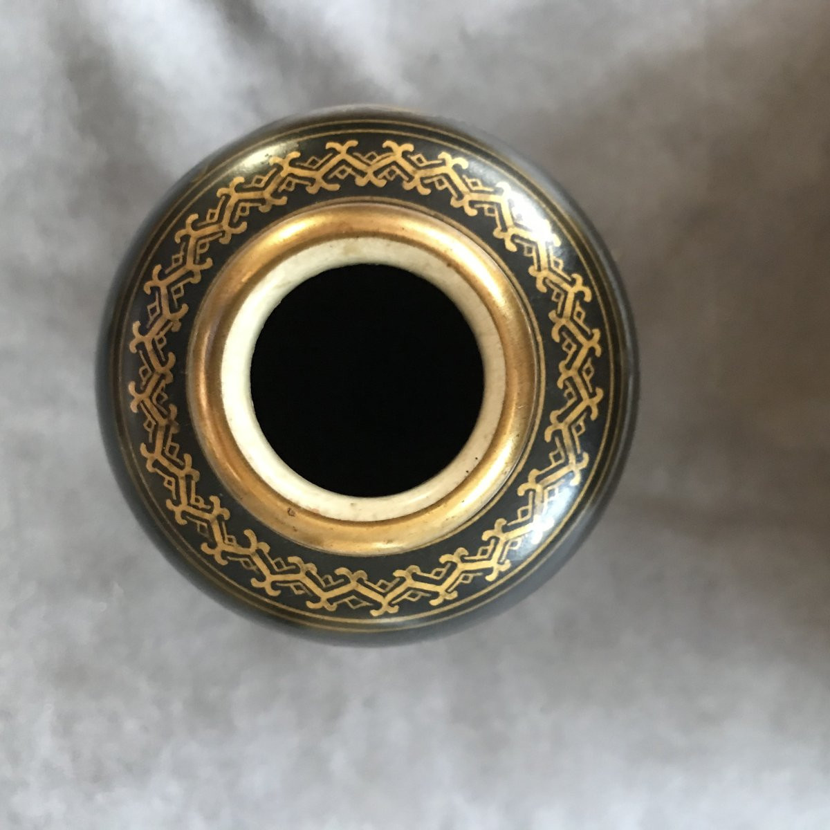 PAIRE de vases Japonais SATSUMA noirs et peints à la main à l'or, époque Taishō, Shōwa-photo-2