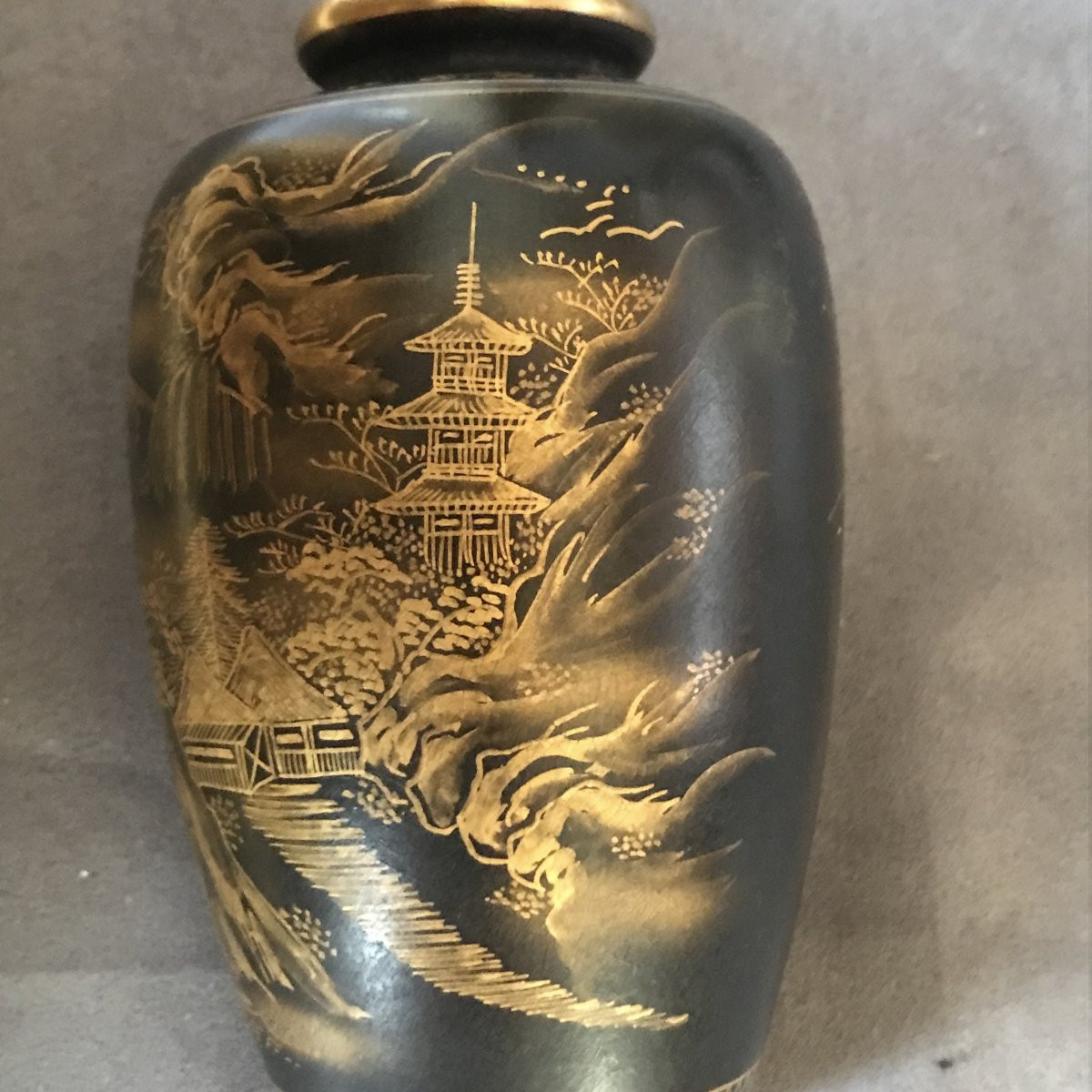 PAIRE de vases Japonais SATSUMA noirs et peints à la main à l'or, époque Taishō, Shōwa-photo-3