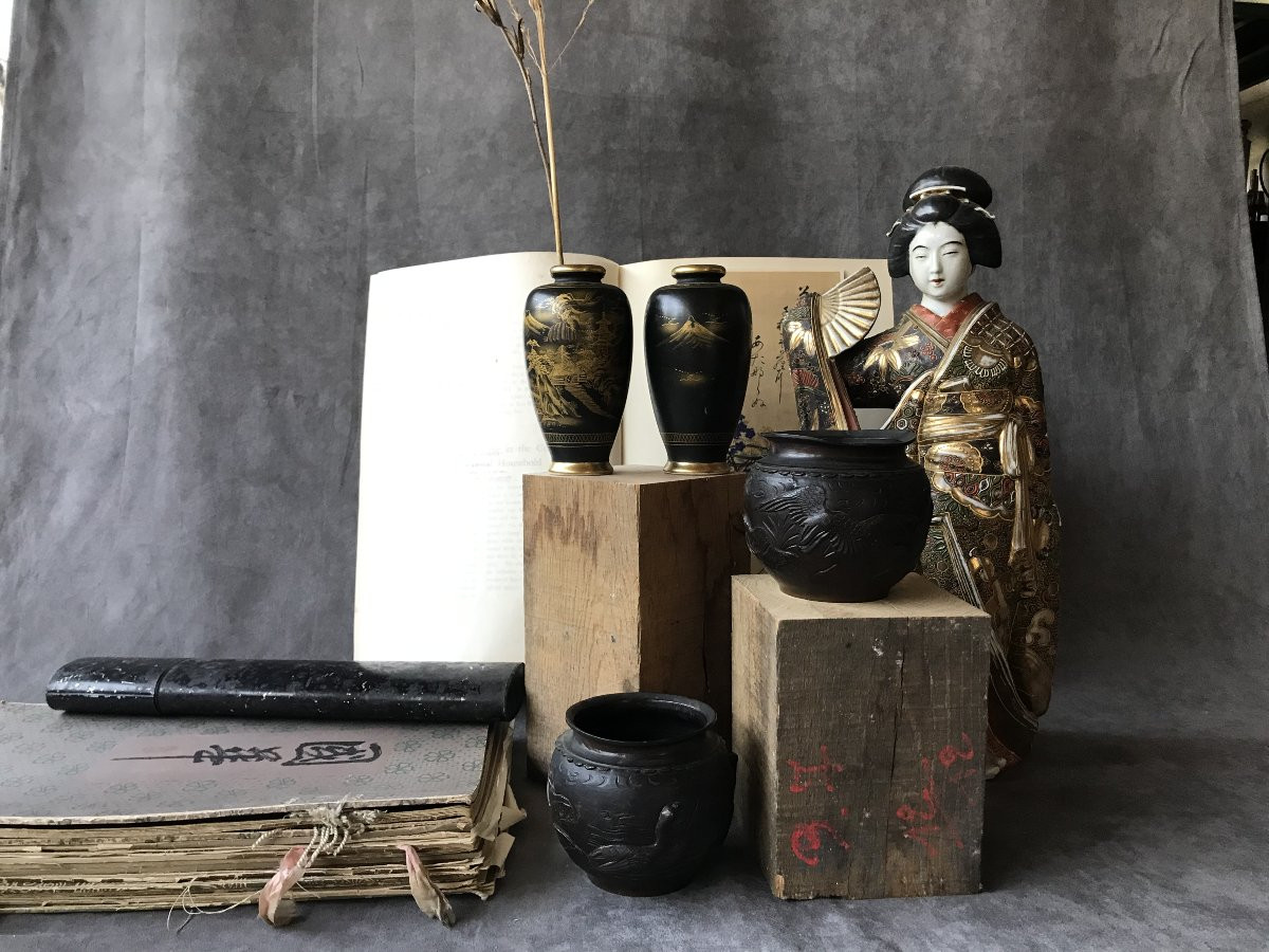 PAIRE de vases Japonais SATSUMA noirs et peints à la main à l'or, époque Taishō, Shōwa-photo-6