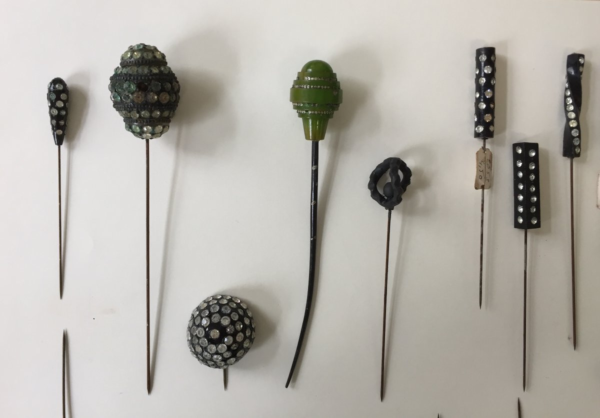 Lot de 45 anciennes  épingles à chapeau, coiffe,  revers, France, 1920-1950 -photo-1