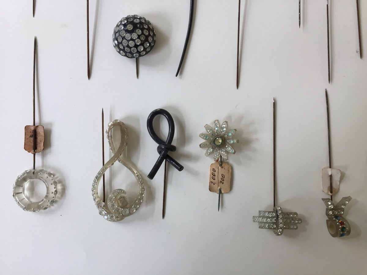 Lot de 45 anciennes  épingles à chapeau, coiffe,  revers, France, 1920-1950 -photo-2