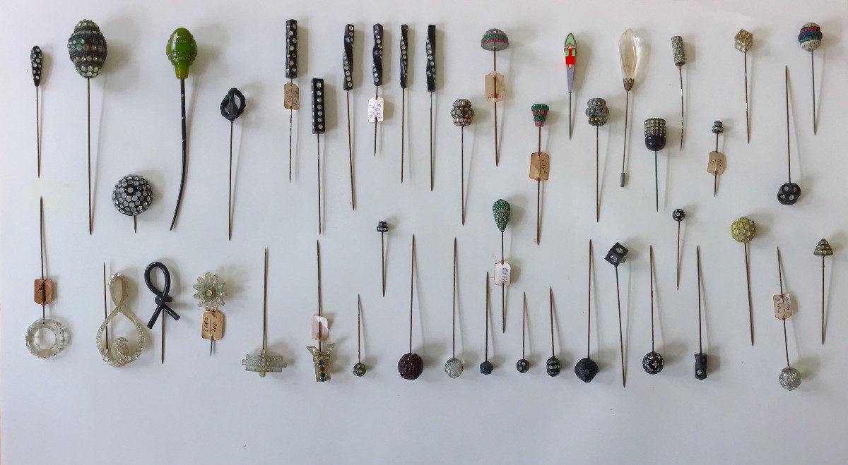 Lot de 45 anciennes  épingles à chapeau, coiffe,  revers, France, 1920-1950 