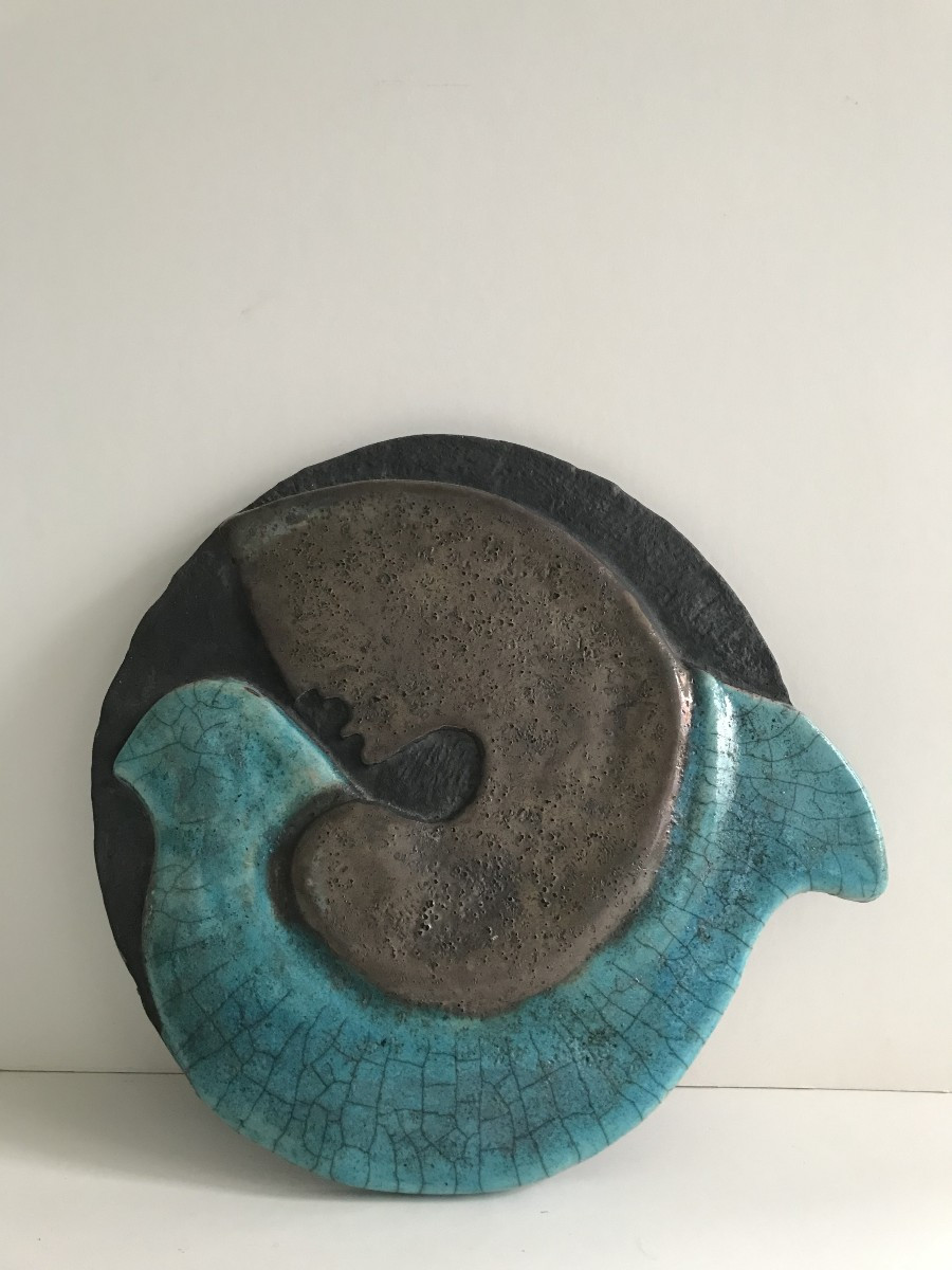 Sculpture / plaque murale ronde en terre cuite émaillée, symboles cubistes, vers 1960