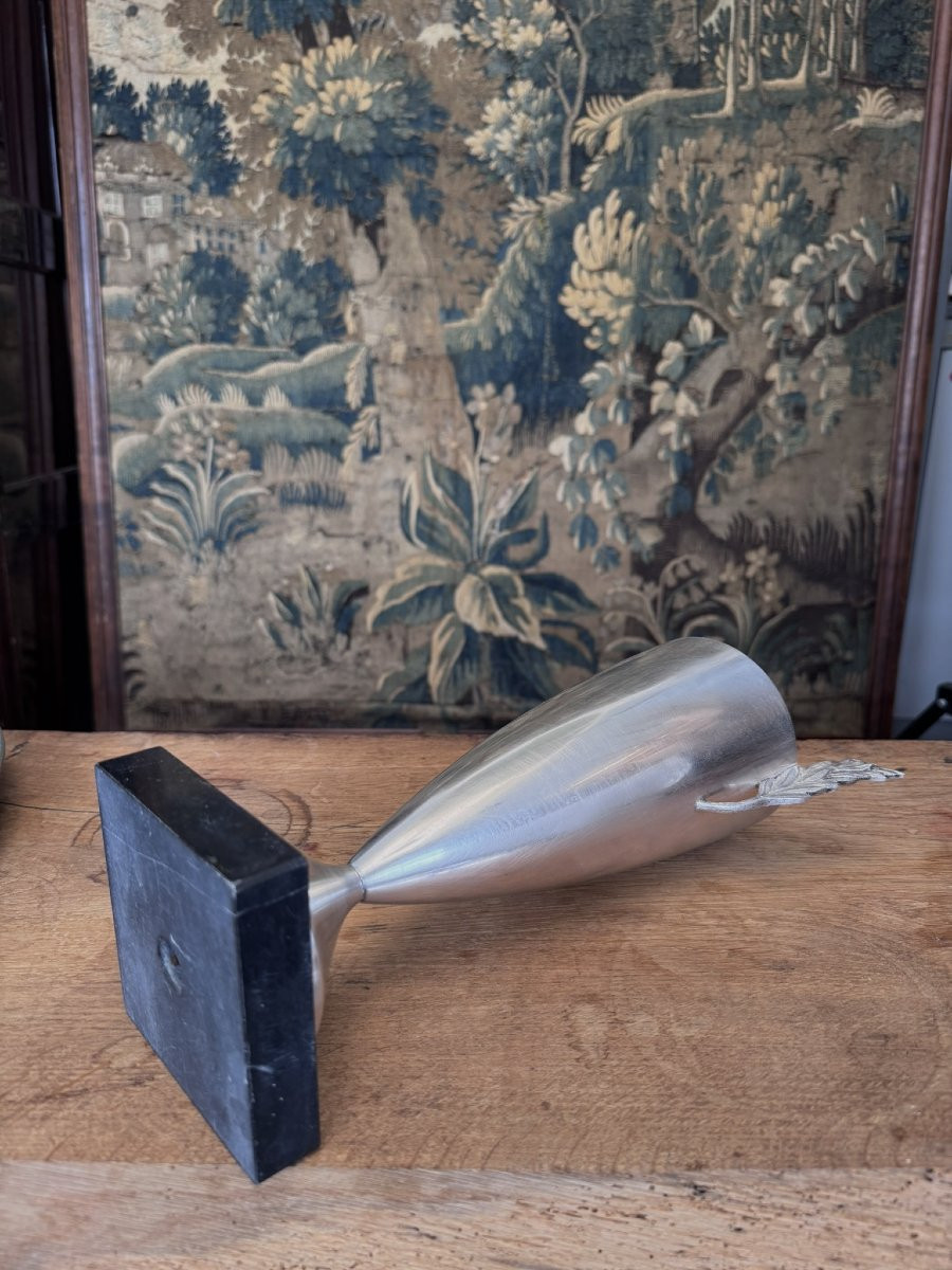 Vase, coupe trophée moderniste (Art Déco) en métal argenté, Elie Mardini, orfèvre à Paris 1930-photo-1