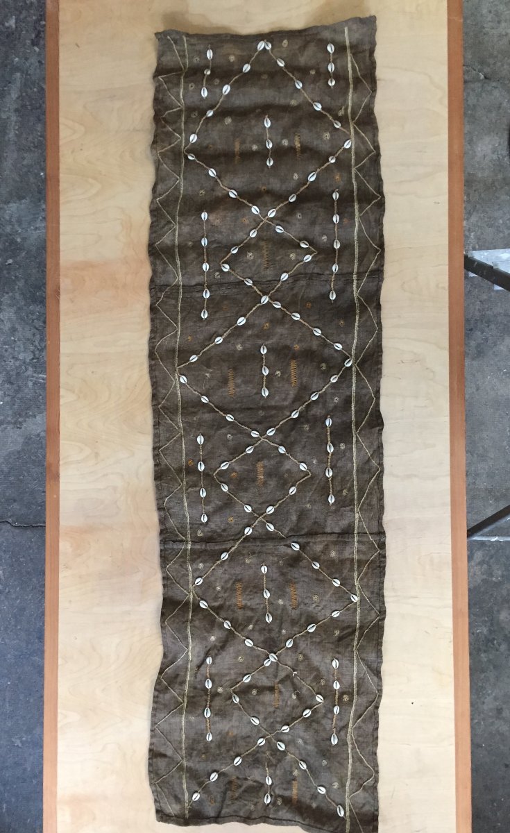 Kuba Textile Made Of Dyed Raffia, Decorated With Embroidered Cowrie Shells Arranged In Diamond Patterns — Dr Congo, Early To Mid-20th Century -photo-2