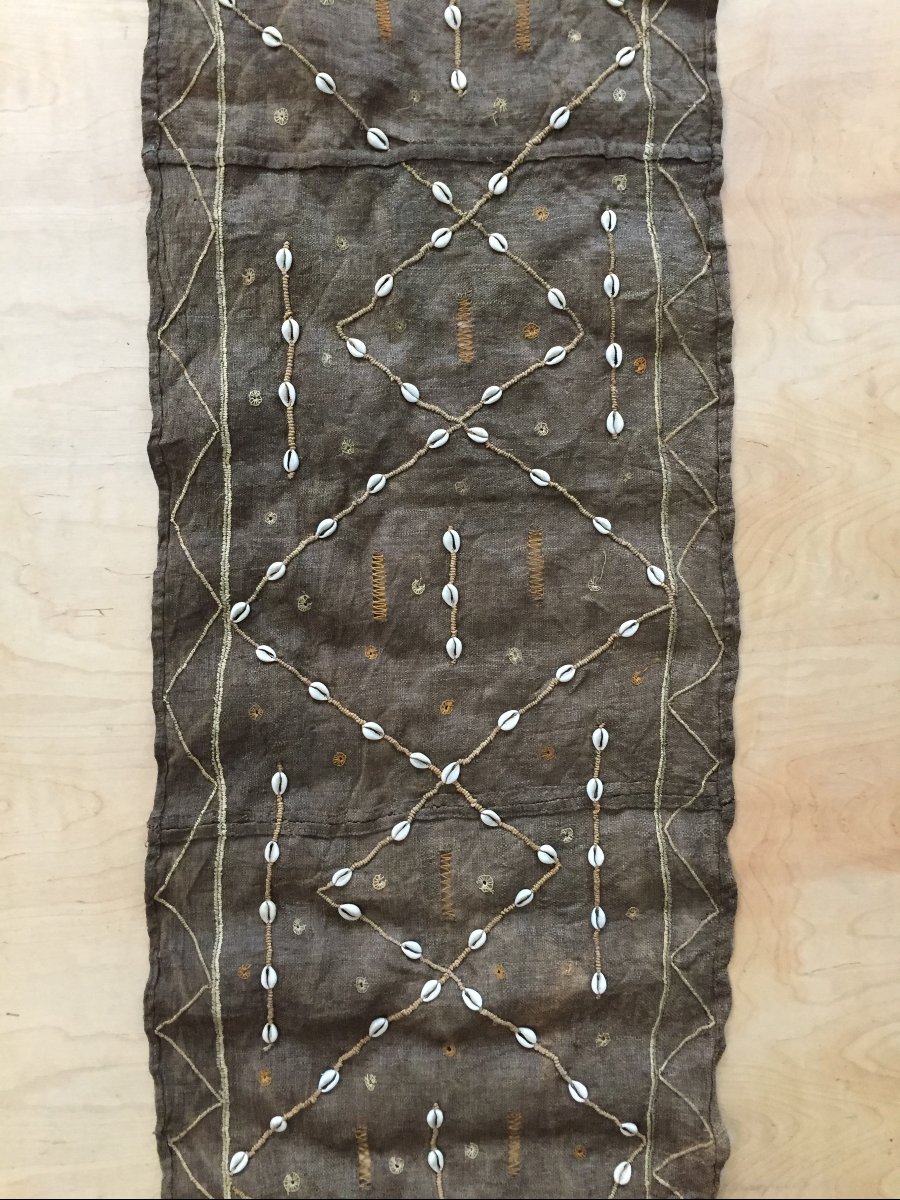 Kuba Textile Made Of Dyed Raffia, Decorated With Embroidered Cowrie Shells Arranged In Diamond Patterns — Dr Congo, Early To Mid-20th Century -photo-3