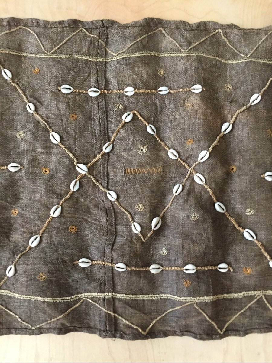 Kuba Textile Made Of Dyed Raffia, Decorated With Embroidered Cowrie Shells Arranged In Diamond Patterns — Dr Congo, Early To Mid-20th Century -photo-4