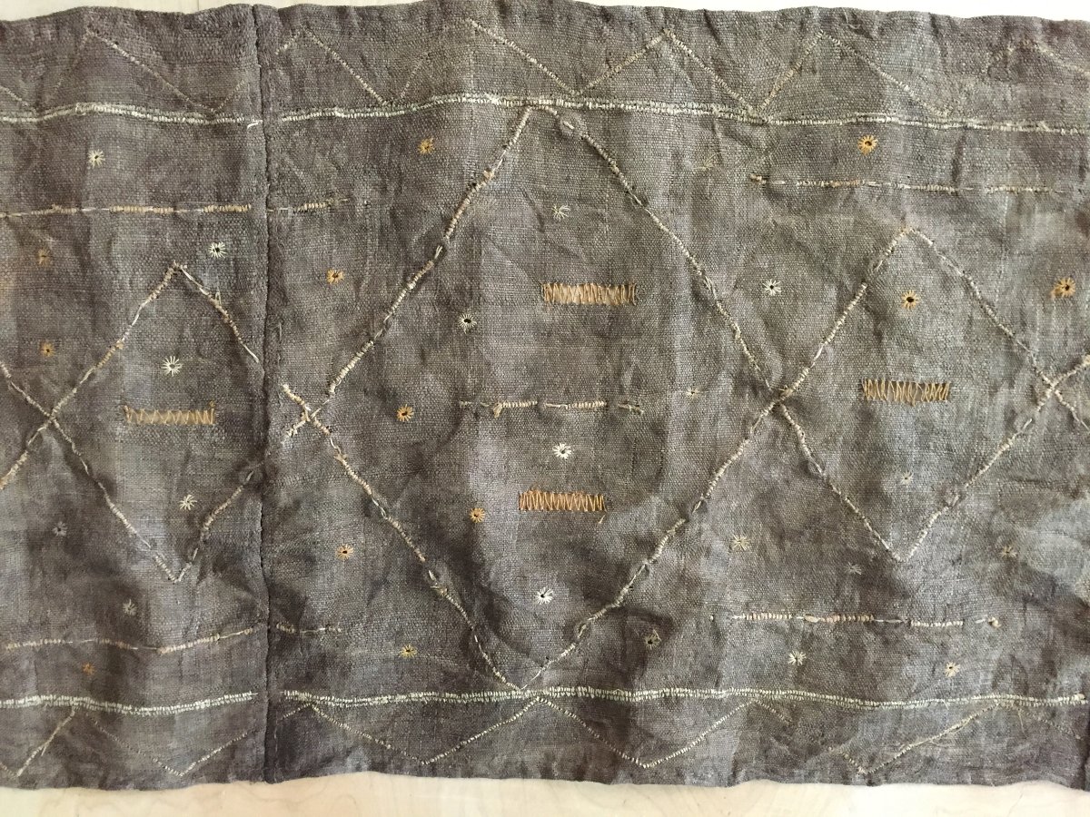 Kuba Textile Made Of Dyed Raffia, Decorated With Embroidered Cowrie Shells Arranged In Diamond Patterns — Dr Congo, Early To Mid-20th Century -photo-1