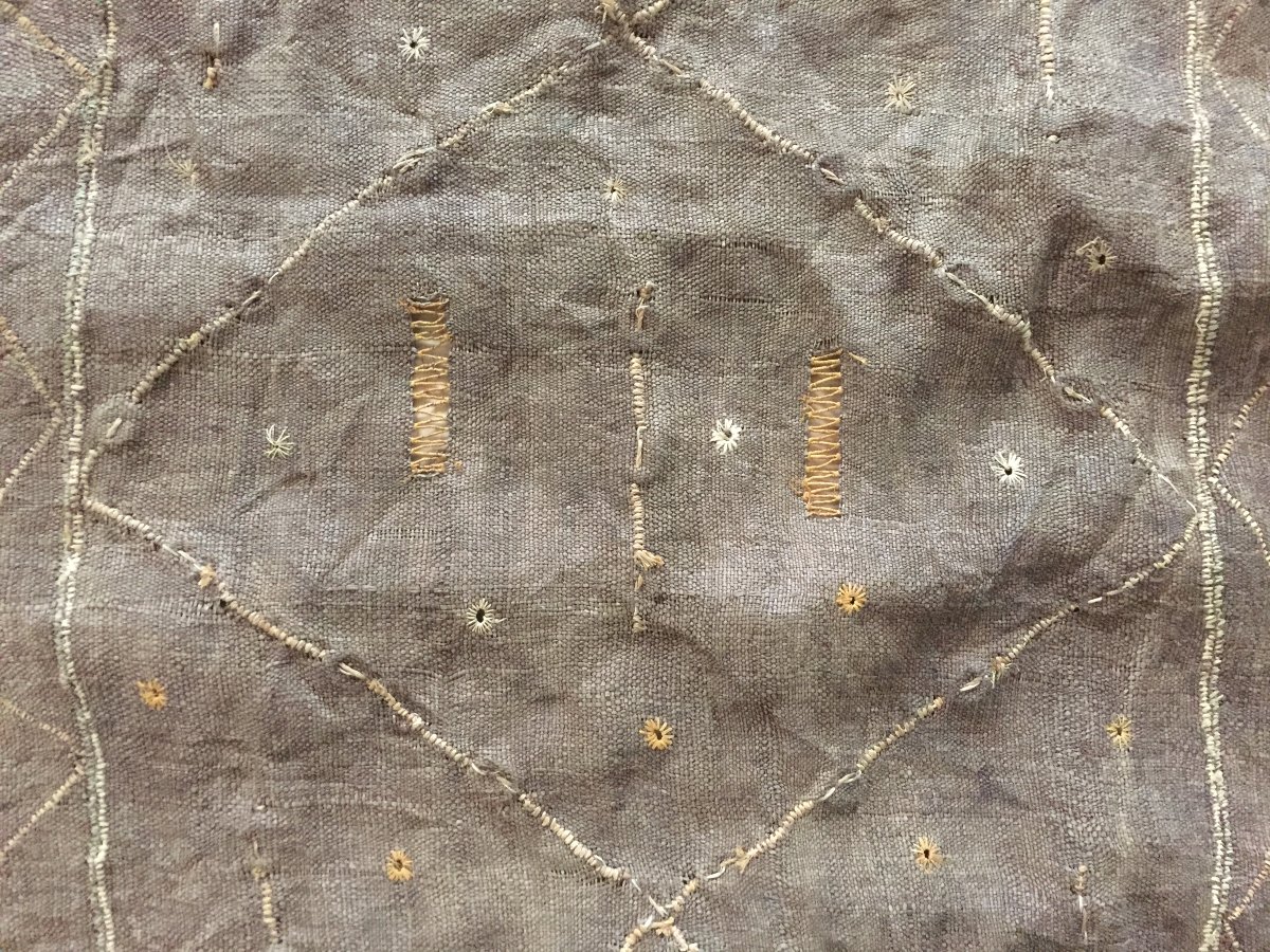 Kuba Textile Made Of Dyed Raffia, Decorated With Embroidered Cowrie Shells Arranged In Diamond Patterns — Dr Congo, Early To Mid-20th Century -photo-2