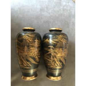 PAIRE de vases Japonais SATSUMA noirs et peints à la main à l'or, époque Taishō, Shōwa
