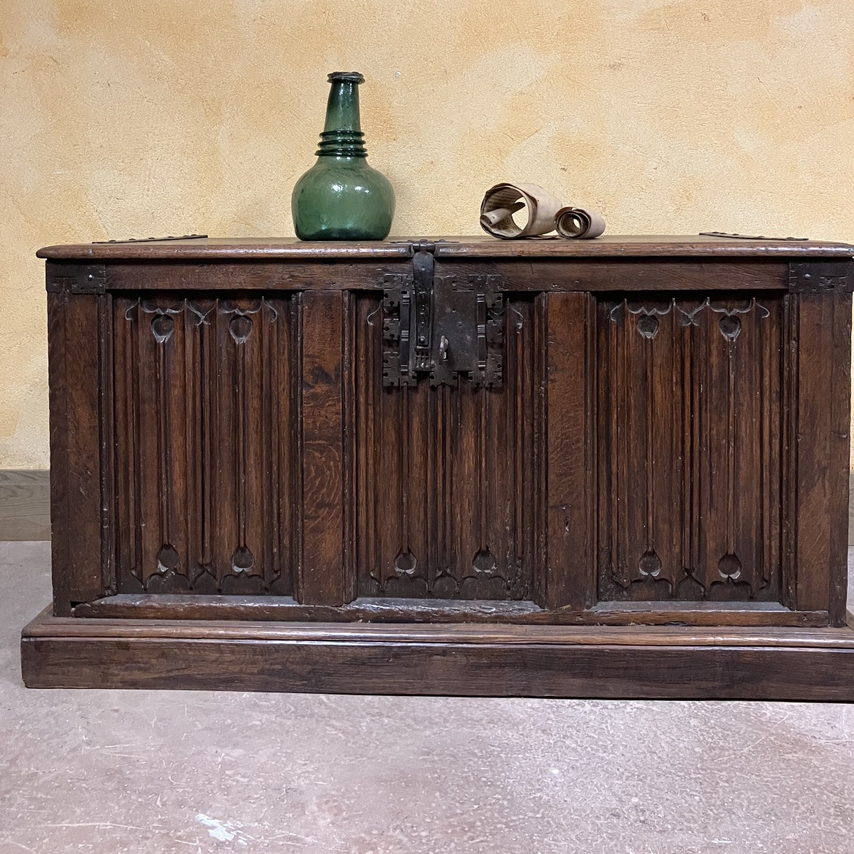 coffre gothique décor plis de serviette-photo-2