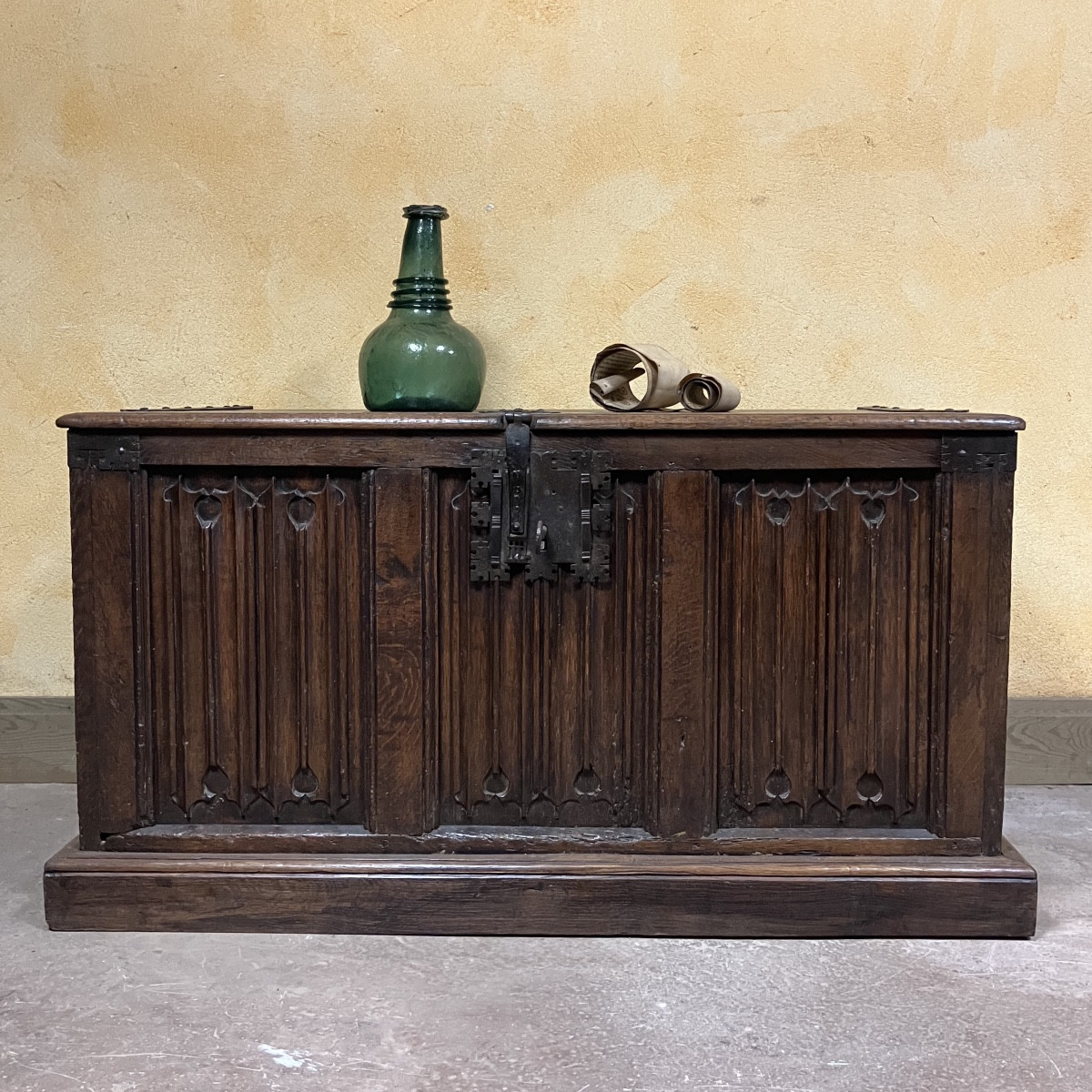 coffre gothique décor plis de serviette