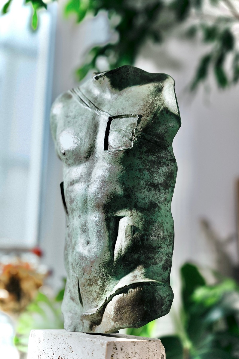 Igor Mitoraj (1944-2014) - Sculpture, Persée - 48 cm - Bronze, travertine-photo-3