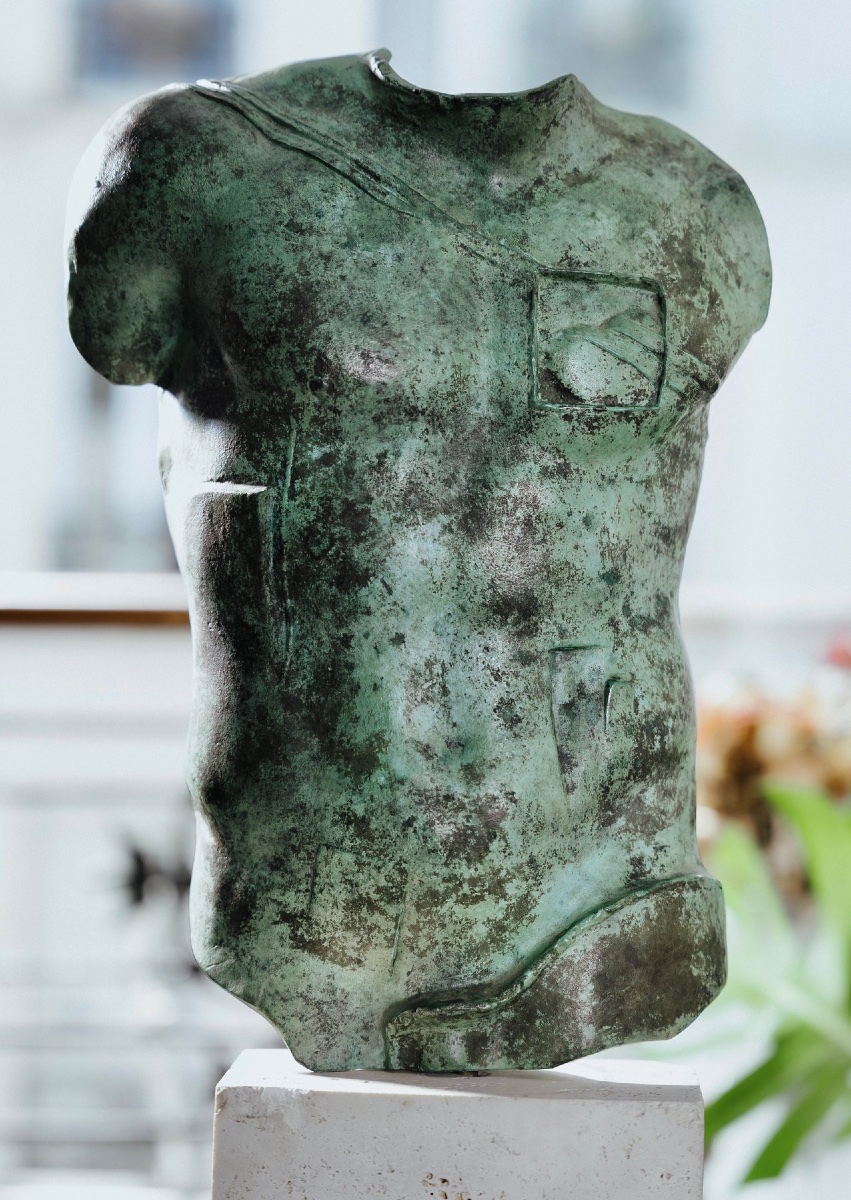 Igor Mitoraj (1944-2014) - Sculpture, Persée - 48 cm - Bronze, travertine-photo-4