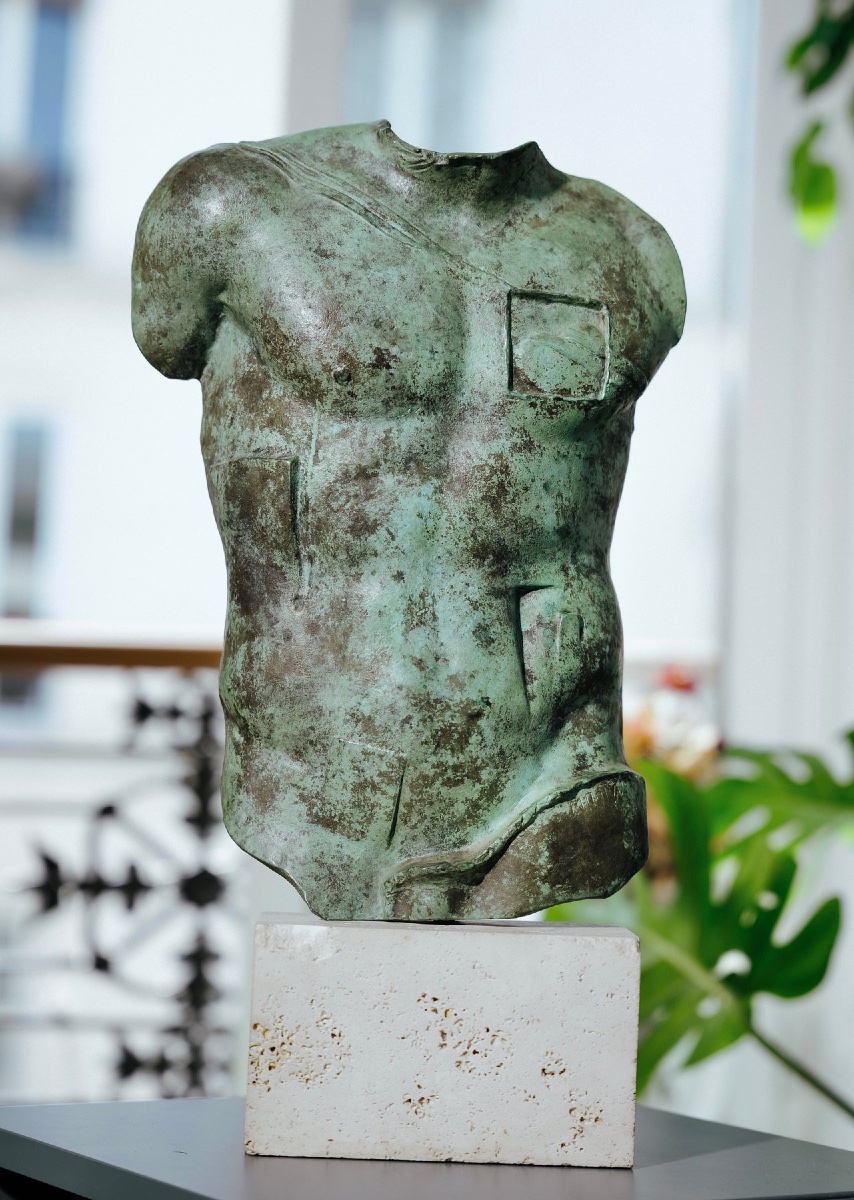 Igor Mitoraj (1944-2014) - Sculpture, Persée - 48 cm - Bronze, travertine-photo-1