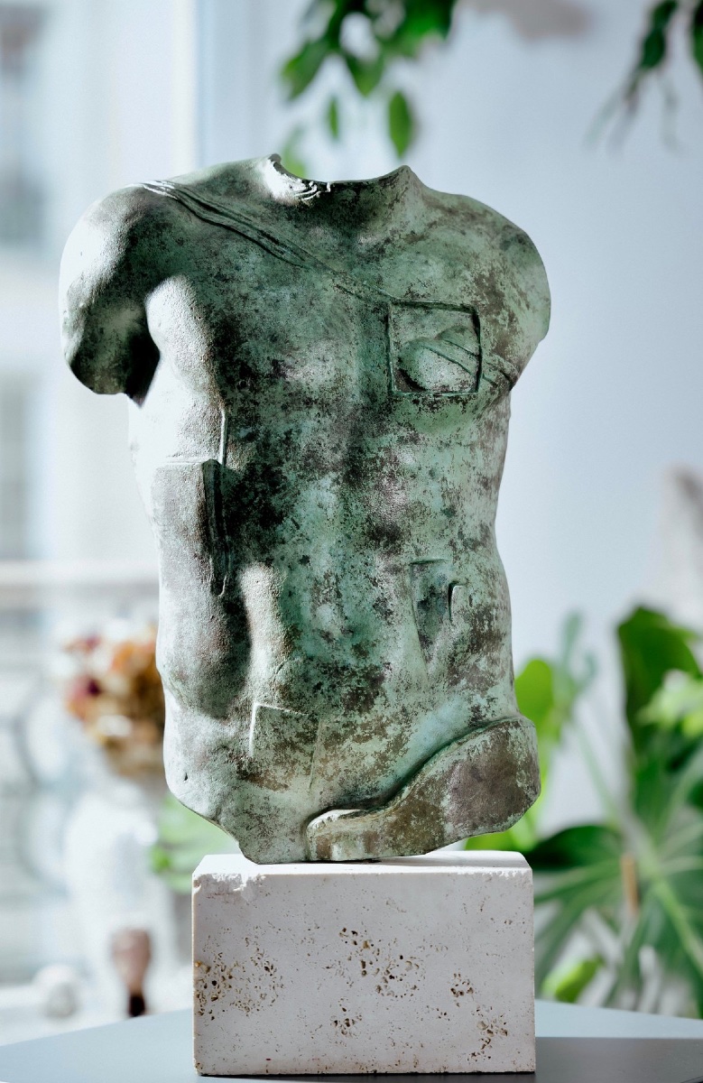 Igor Mitoraj (1944-2014) - Sculpture, Persée - 48 cm - Bronze, travertine-photo-2