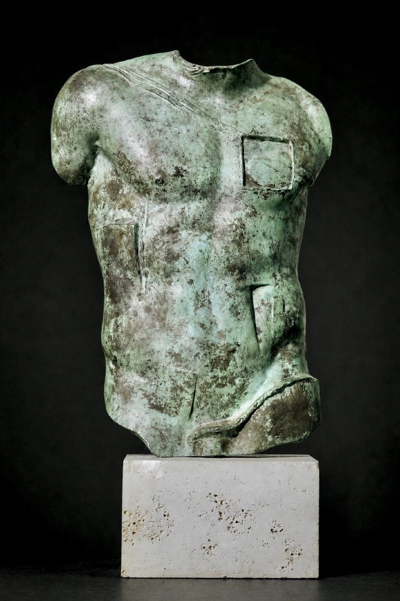 Igor Mitoraj (1944-2014) - Sculpture, Persée - 48 cm - Bronze, travertine