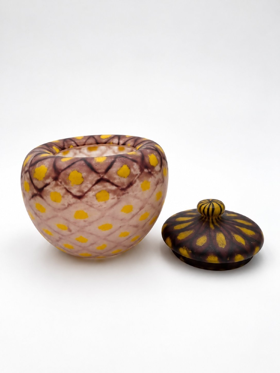 Daum Nancy – Rare Polychrome Lidded Box With A Lattice Pattern And Yellow Dots, Circa 1920-photo-2