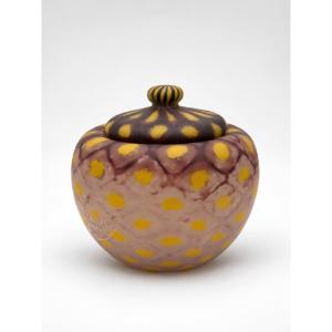 DAUM NANCY – Rare boîte couverte polychrome à décor de résille et pastilles jaunes, vers 1920