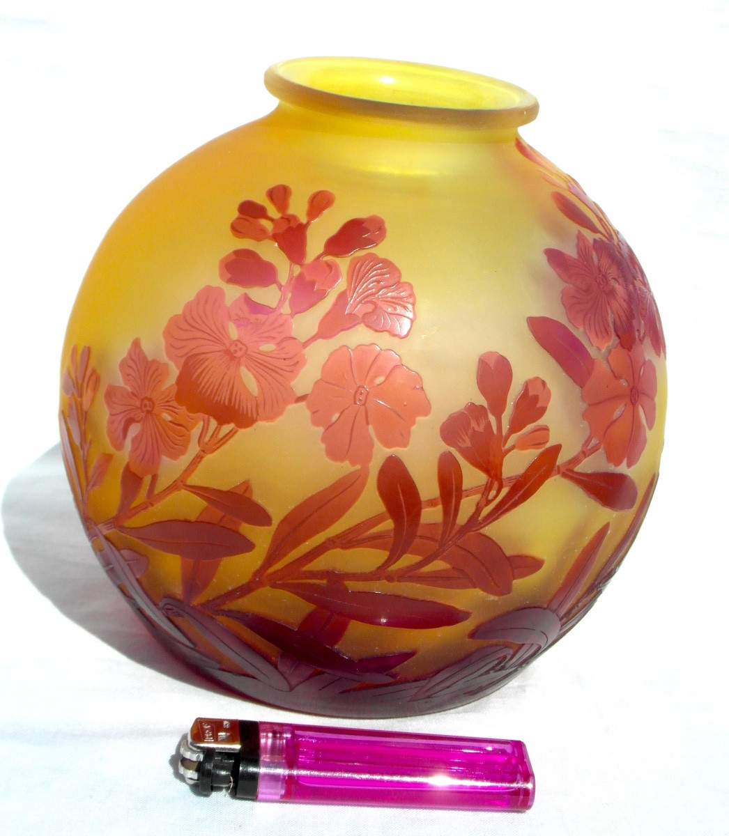 Ball Vase Decorated With Red And Pink Weigelias By Galle, Daum Era 1900-photo-3
