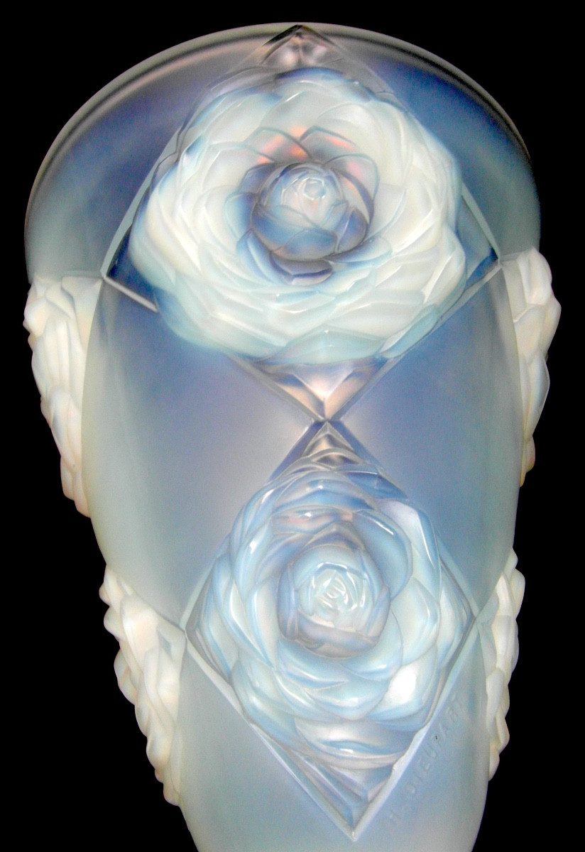 Art-deco Vase In Opalescent Glass With Peonies By H. Dieupart, Era Daum Lalique Sabino 1920