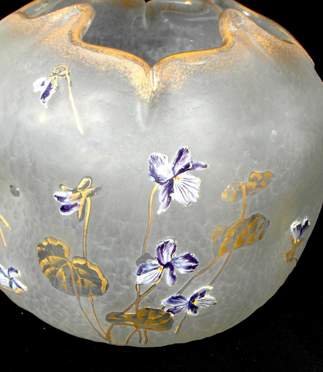 Vase boule cabossé et  festonné "violettes aux vents" par Montjoye, era daum galle legras 1900-photo-3