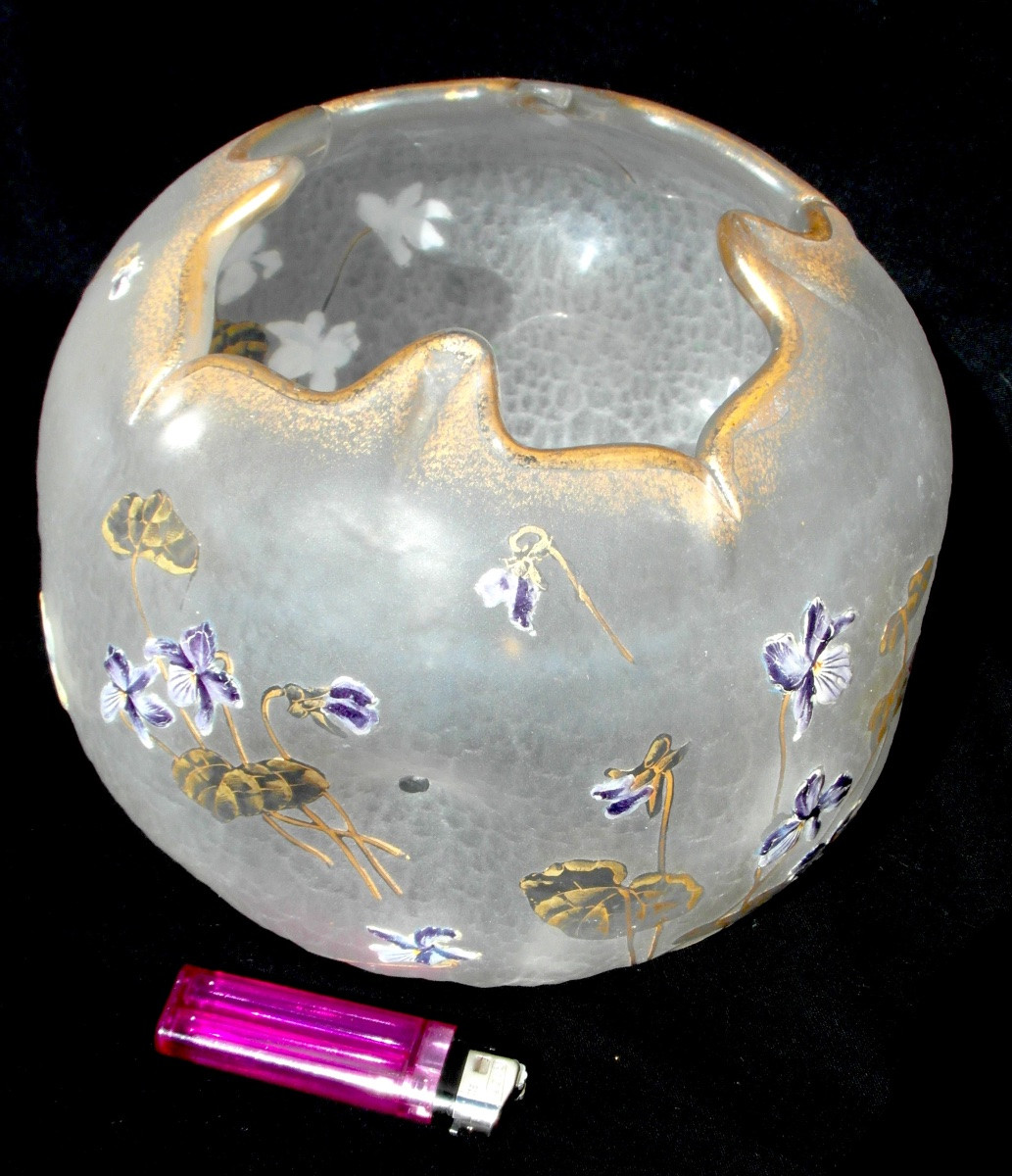 Vase boule cabossé et  festonné "violettes aux vents" par Montjoye, era daum galle legras 1900-photo-1