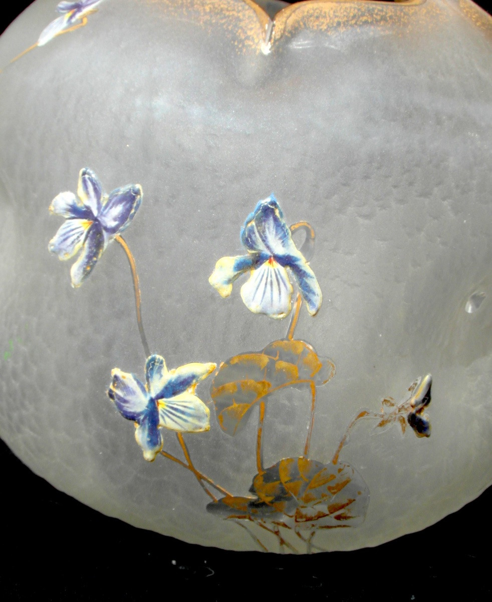 Vase boule cabossé et  festonné "violettes aux vents" par Montjoye, era daum galle legras 1900-photo-2