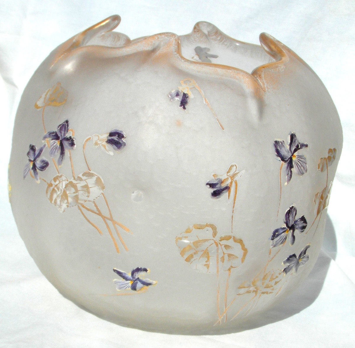 Vase boule cabossé et  festonné "violettes aux vents" par Montjoye, era daum galle legras 1900-photo-5