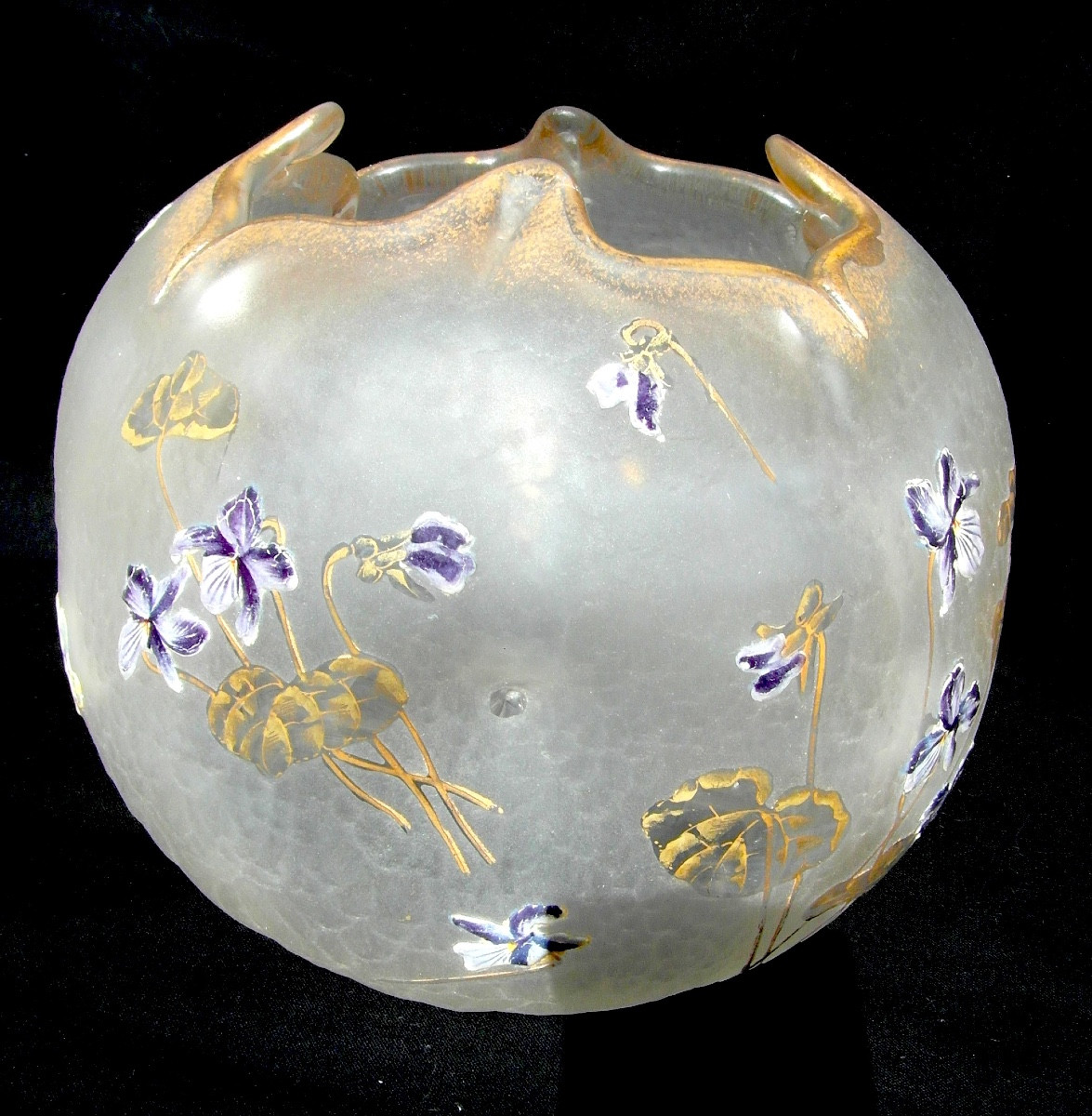 Vase boule cabossé et  festonné "violettes aux vents" par Montjoye, era daum galle legras 1900