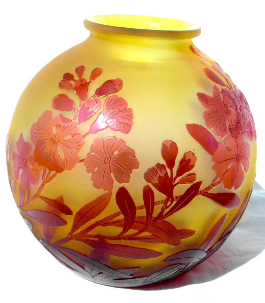 Ball-shaped Vase Decorated With Pink And Red Weigelas By Galle, Daum, Circa 1900, Art Nouveau