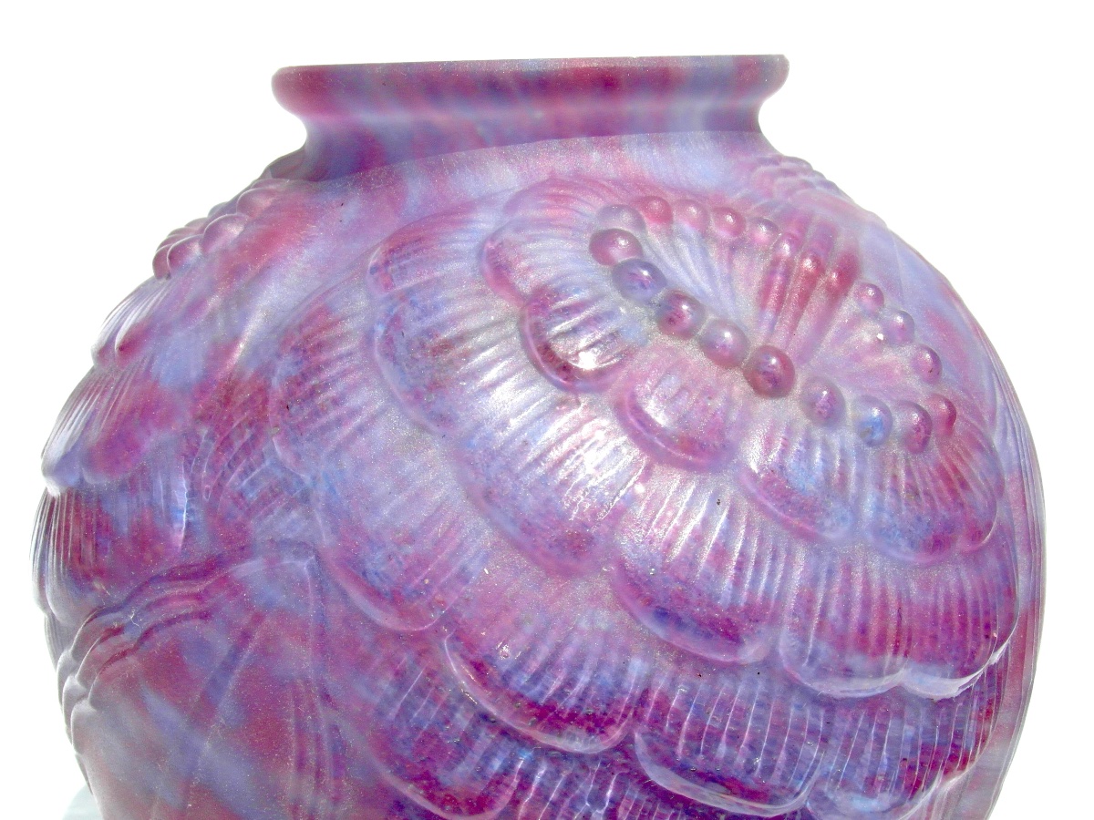 Vase art-déco en verre pressé-moule "chrysanthèmes Tokyo" par P. D'Avesn, era daum galle 1930
