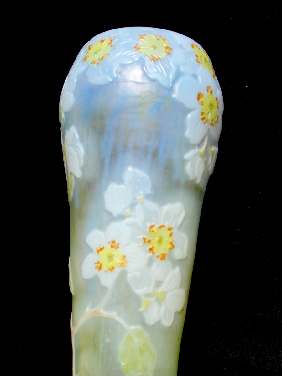 Vase soliflore aux fleurs de pommier par Legras, parfait, era daum galle 1900