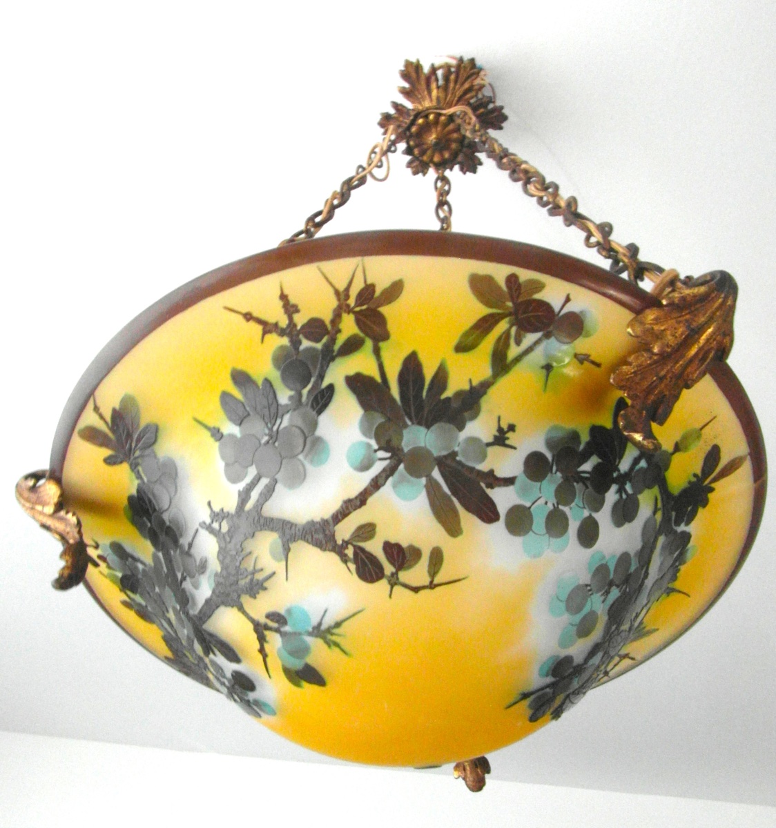 Lustre art-nouveau à décor de prunelles gravées, par Gallé, era Daum 1900