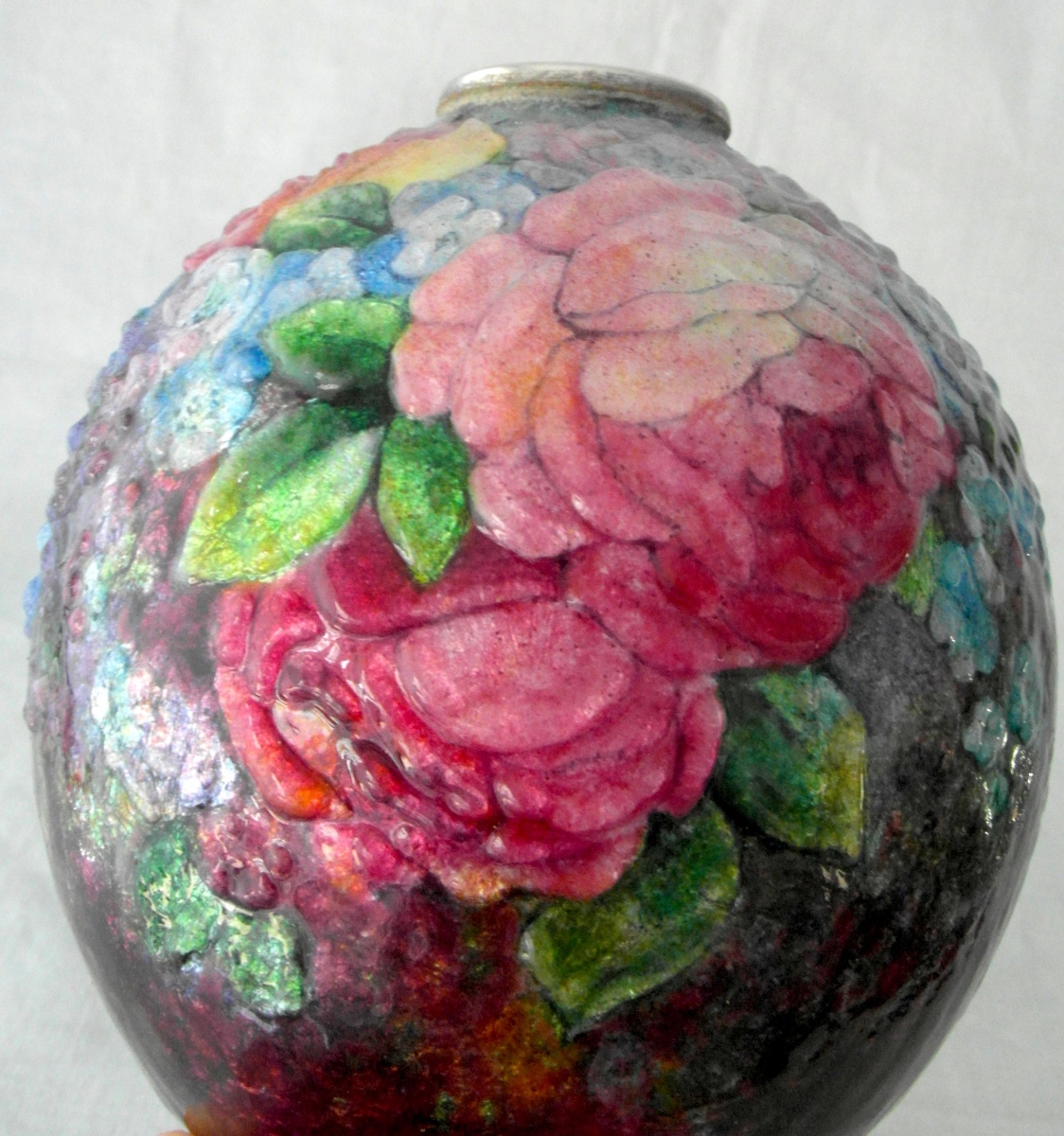 Vase boule "roses et myosotis" en émaux de limoges par Camille FAURE, era 1920 daum-photo-5