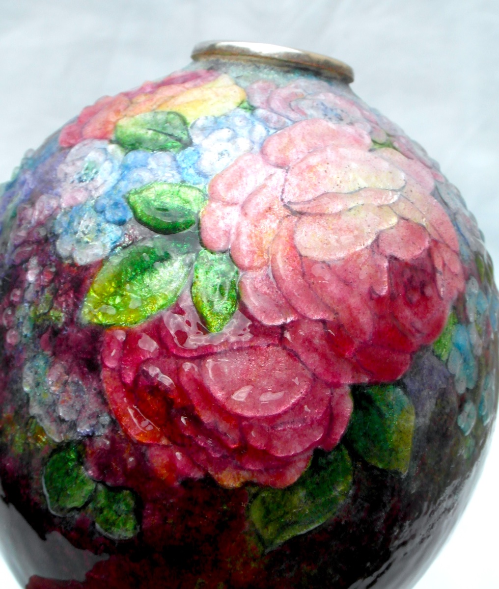 Vase boule "roses et myosotis" en émaux de limoges par Camille FAURE, era 1920 daum