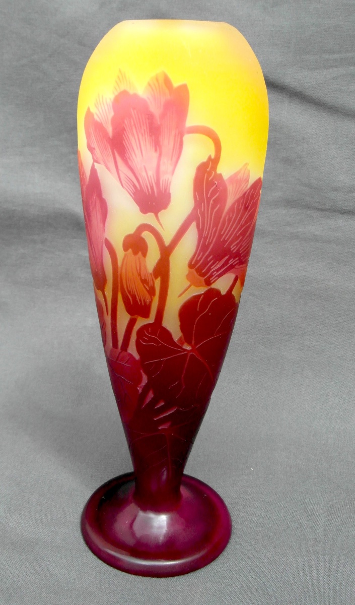 Vase à décor de cyclamens  par Gallé, parfait, gravé, forme originale, era daum 1900-photo-2