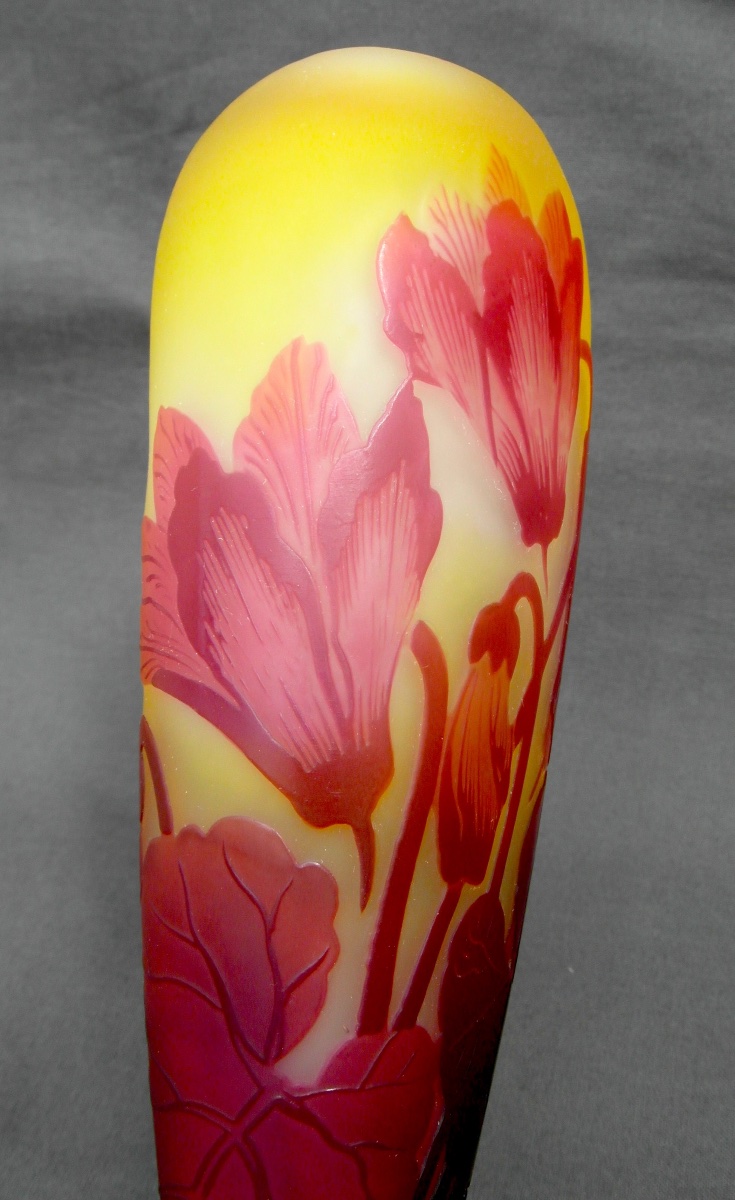 Vase à décor de cyclamens  par Gallé, parfait, gravé, forme originale, era daum 1900-photo-3